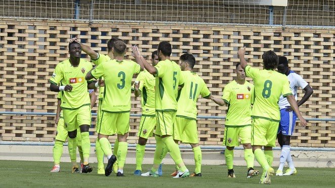 Los jugadores del Elche celebran un gol al Deportivo Aragón