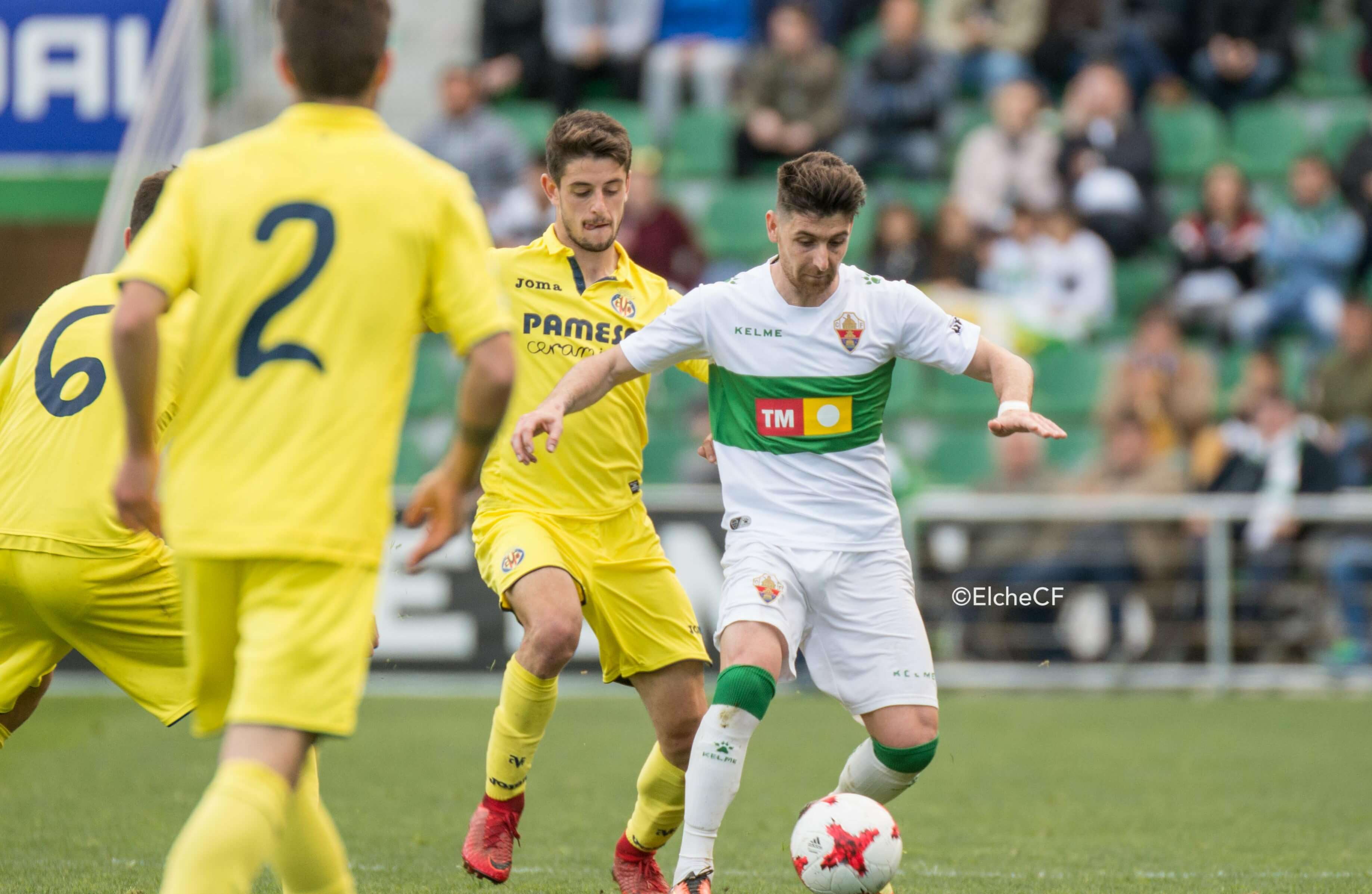 Javi Flores controla un balón ante el Villarreal B / Sonia Arcos - Elche C.F.