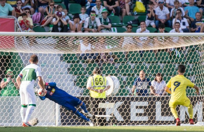 El portero del Elche José Juan detiene un penalti al jugador del Villarreal B Dalmau