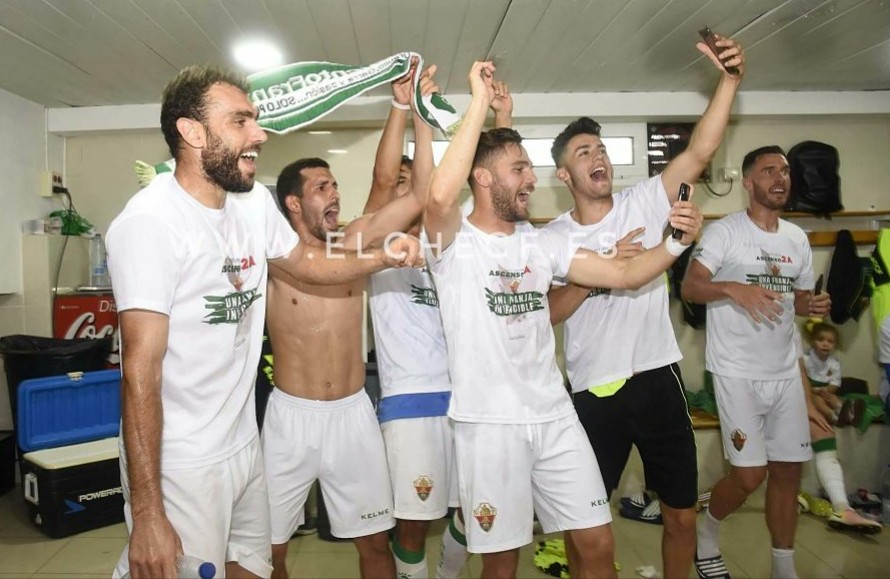 Los jugadores del Elche celebran el ascenso en el vestuario de Villarreal / Sonia Arcos - Elche C.F.