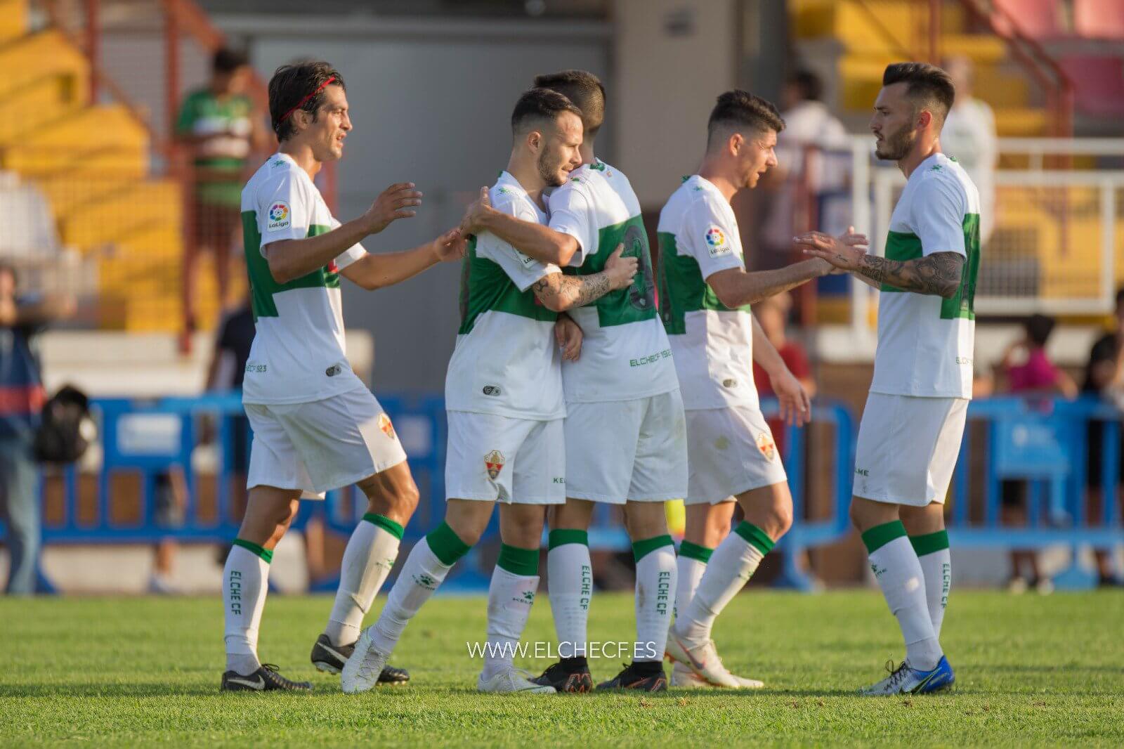 Los jugadores del Elche celebran un gol al Intercity en Santa Pola / Sonia Arcos - Elche CF