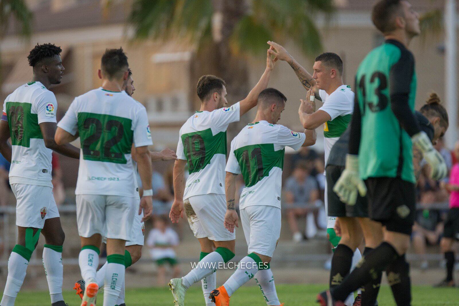 Los jugadores del Elche celebran un gol durante un partido de pretemporada