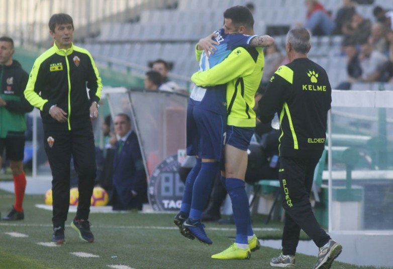 El entrando del Elche Pacheta observa la celebración de dos de sus jugadores / LFP El entrando del Elche Pacheta observa la celebración de dos de sus jugadores / LFP