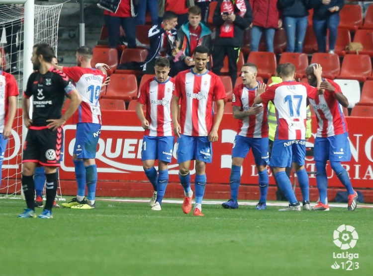 Los jugadores del Sporting de Gijón celebran un gol ante el Tenerife / LFP