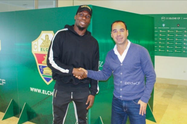 Florentin Pogba saluda al director deportivo del Elche, Jorge Cordero / Sonia Arcos - Elche CF