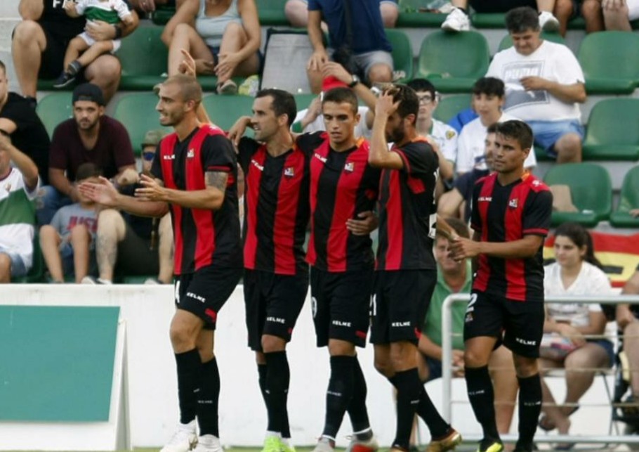 Los jugadores del Reus celebran un gol en el Martínez Valero en la temporada 18-19 / LFP