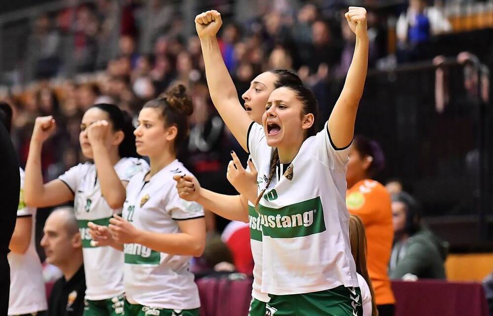 Las jugadoras del Mustang celebran una acción ante el Zuazo / Liga Guerreras Iberdrola