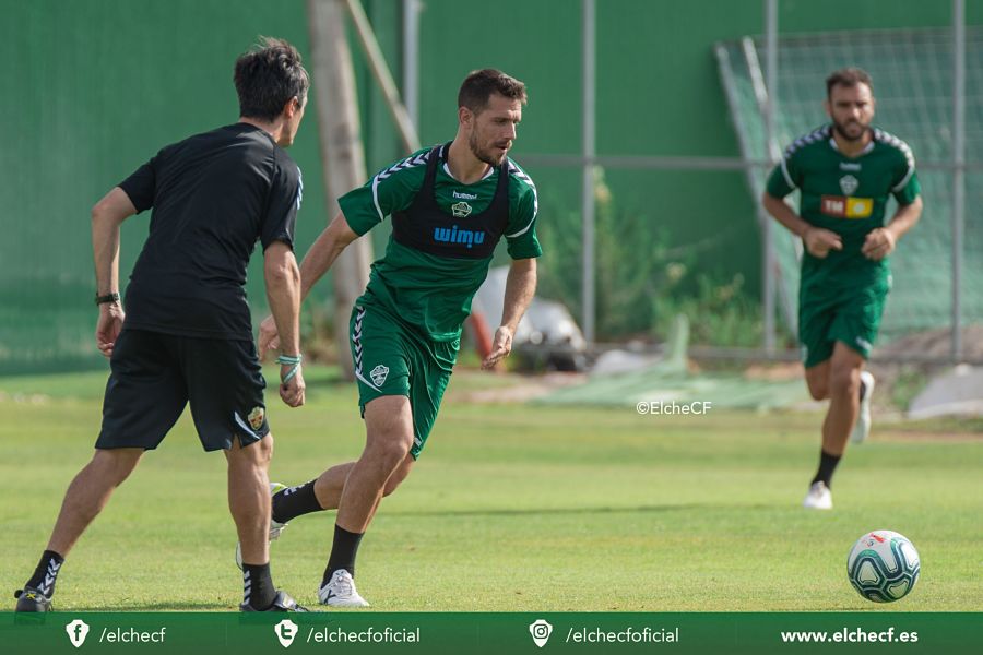 Pacheta da indicaciones a Manu Sánchez durante un entrenamiento / Sonia Arcos - Elche CF