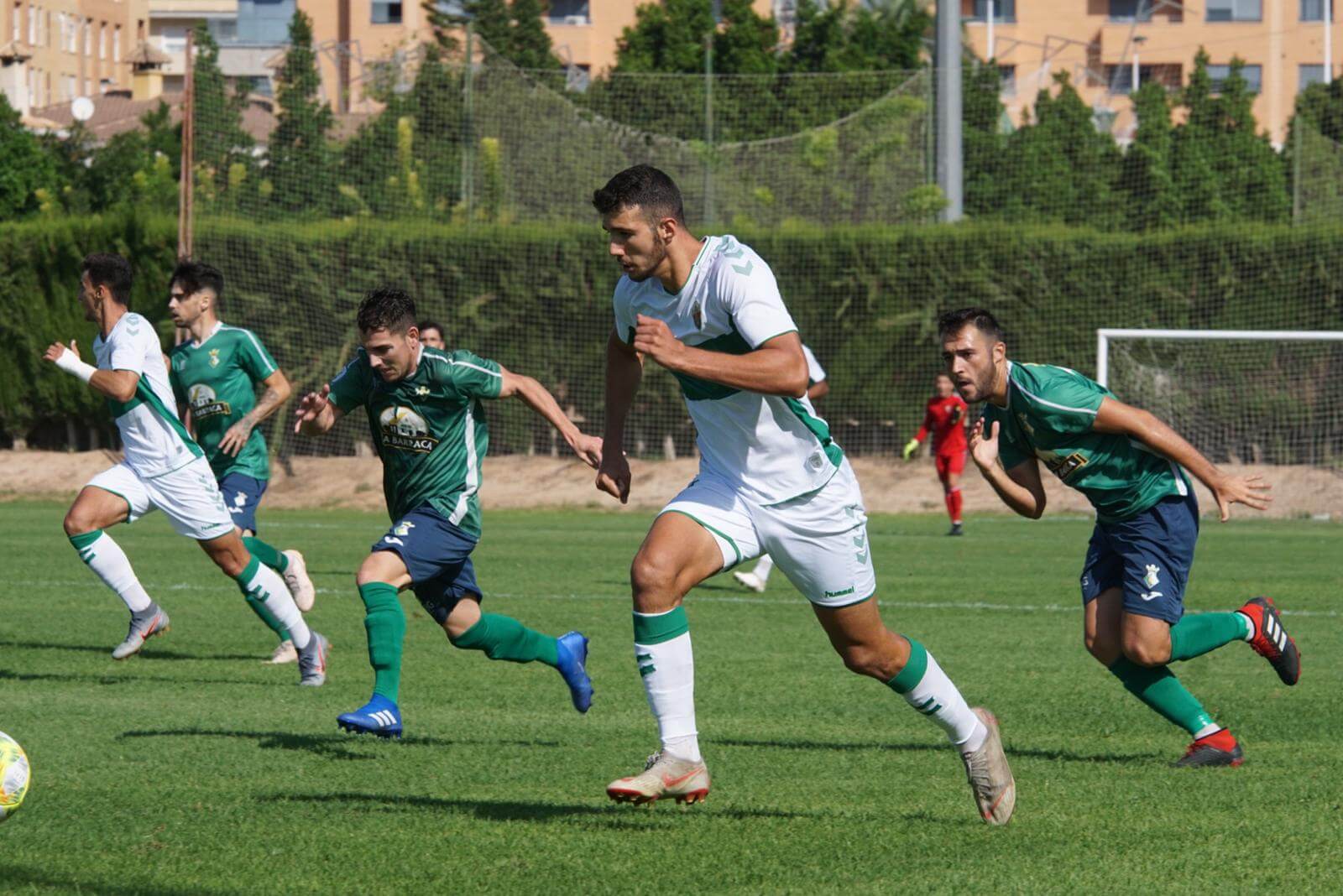 Nacho Ramón conduce un balón durante un partido entre Ilicitano y Novelda / Juan Monzón - Elche C.F.