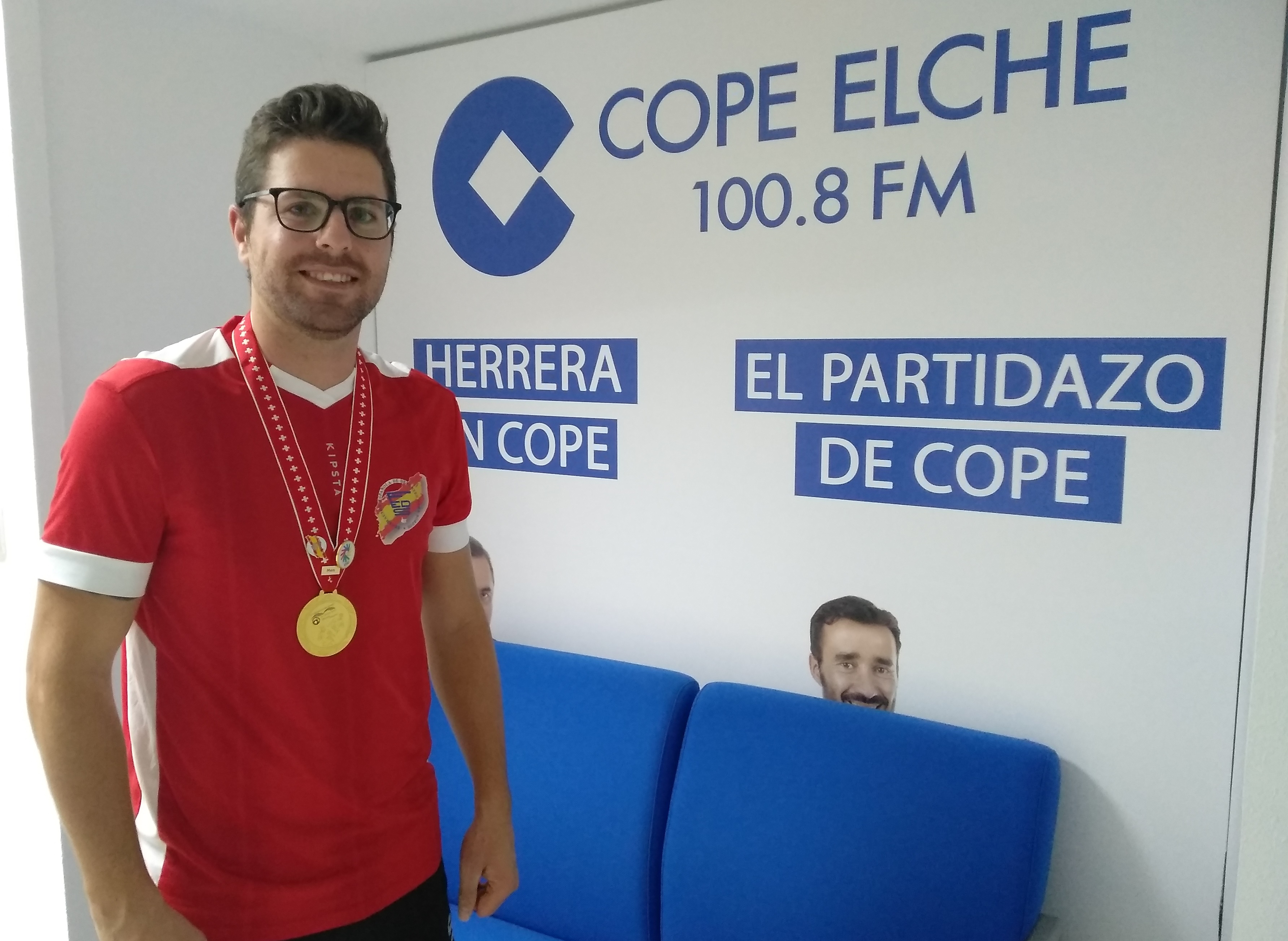Antonio Lara posa con su medalla de campeón del Mundo y la camiseta de España / COPE Elche 100.8 FM