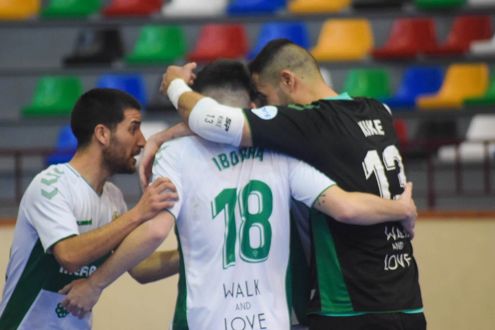 Los jugadores del Elche CF Sala se abrazan tras ganar al Colo Colo en la temporada 19-20/ Elche C.F. Sala