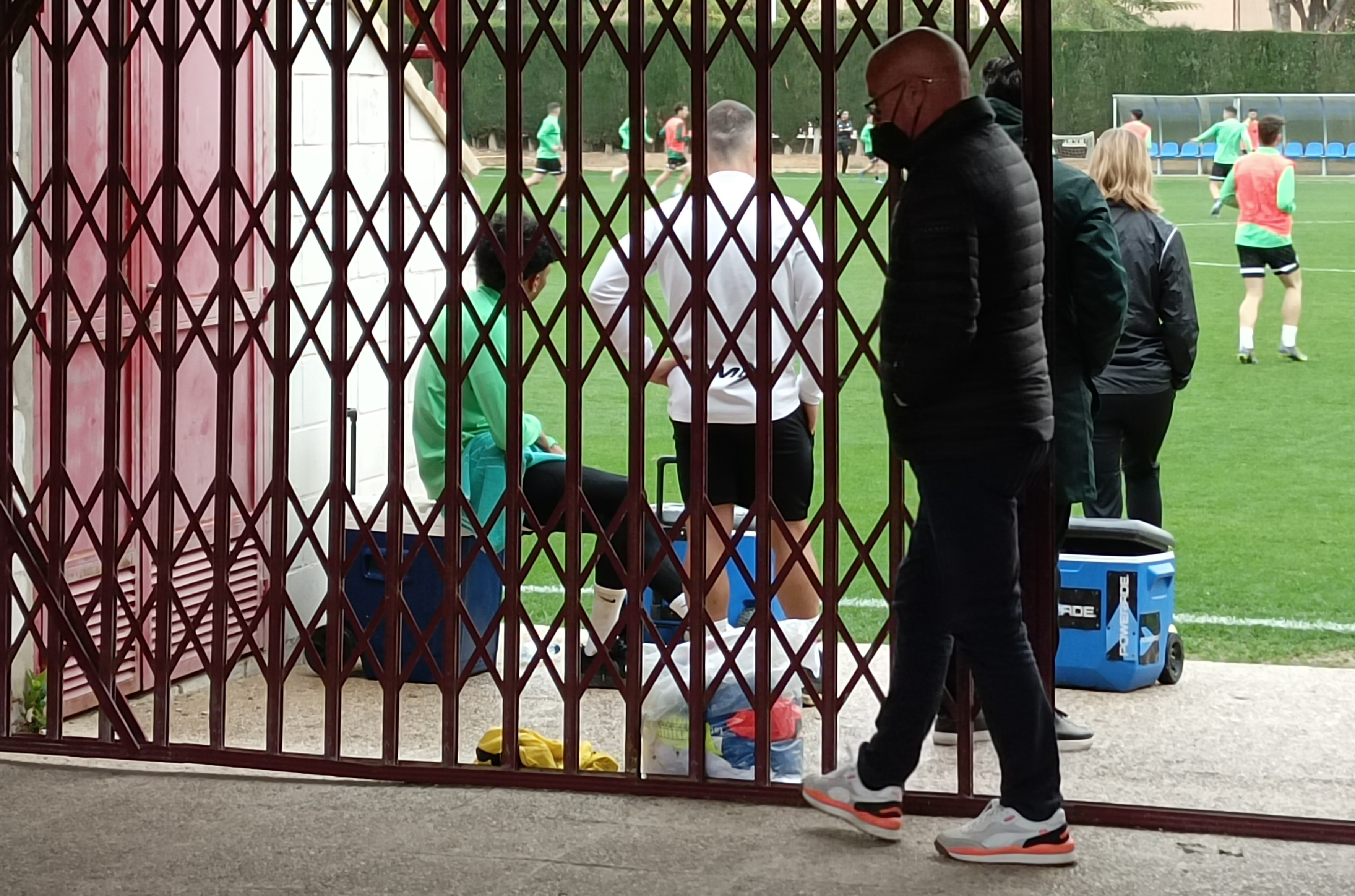 Johan Mojica, sentado sobre una nevera pórtatil, no puede terminar el entrenamiento / COPE Elche