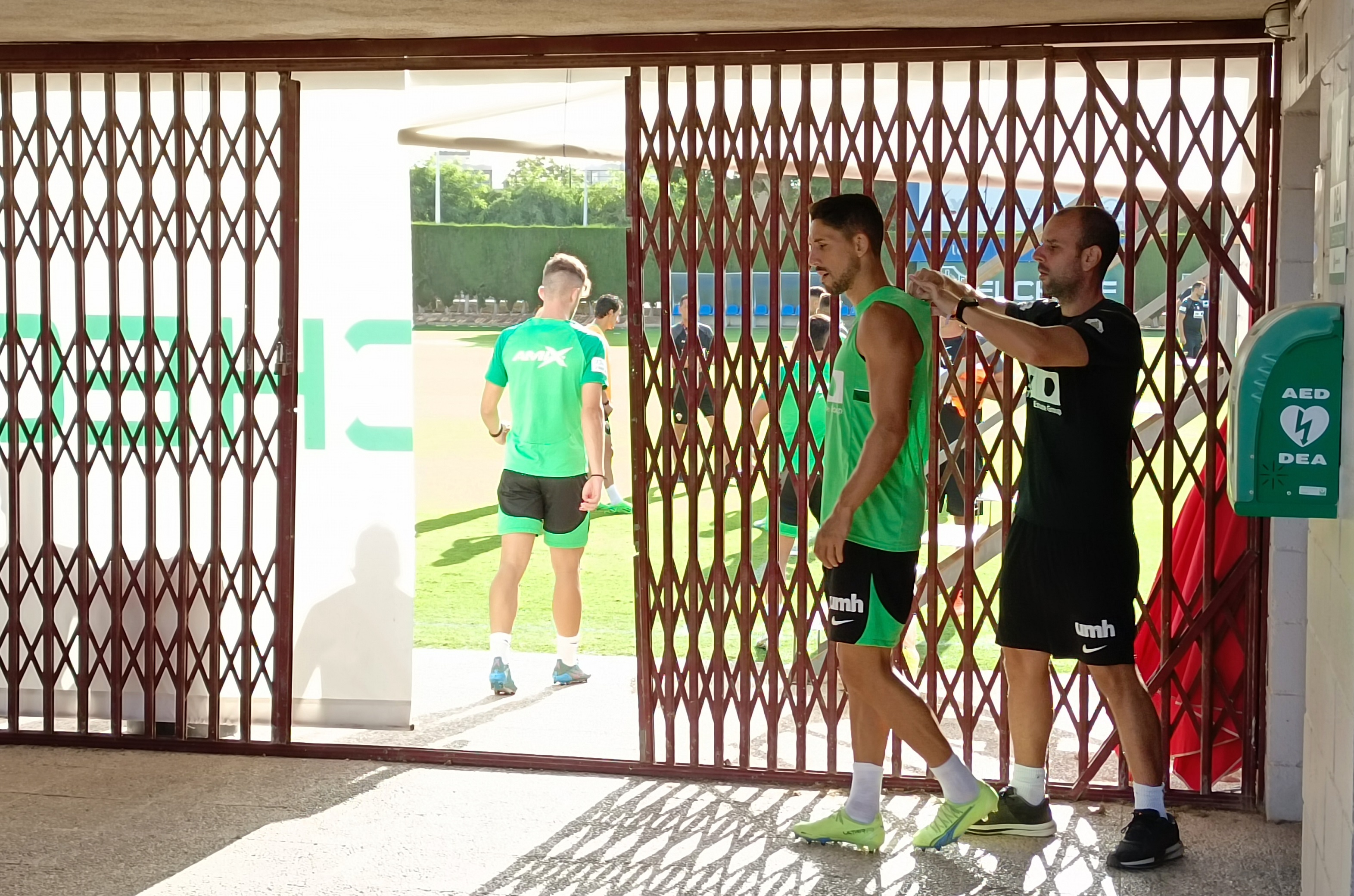 Fidel accede  al terreno de juego del Díez Iborra para ejercitarse con la plantilla / COPE Elche