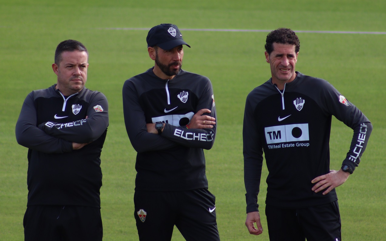 Pablo Machín, junto con Carlos Martínez (d) y Jordi Balcells (i) durante un entrenamiento / Luismi Mora (COPE Elche 100.8 FM)