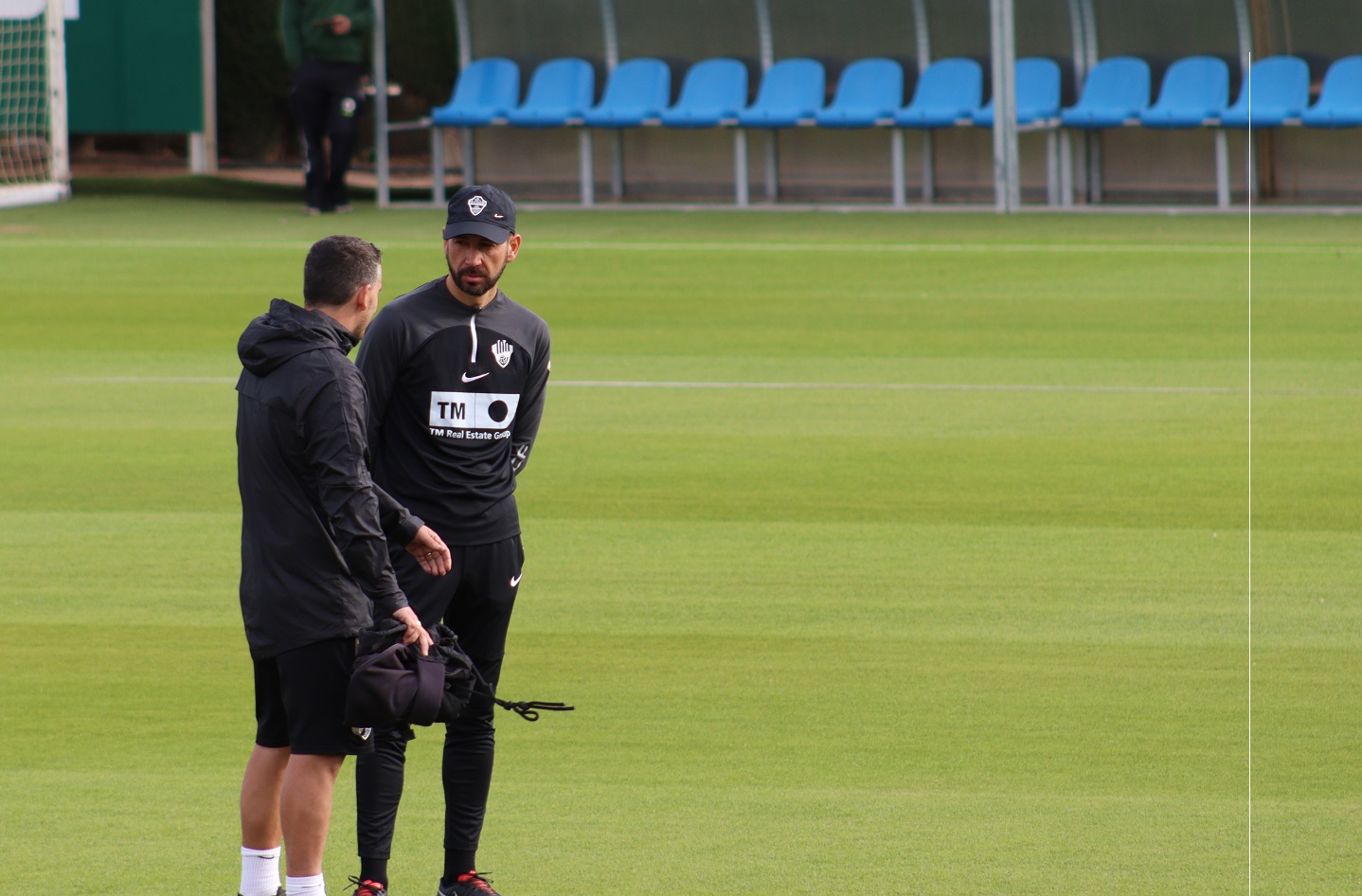 Pablo Machín conversa con Gregory Beranger durante un entrenamiento / Luismi Mora (COPE Elche 100.8 FM)