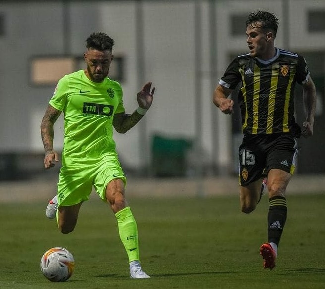 Josan intenta marcharse de un rival / Sonia Arcos - Elche CF