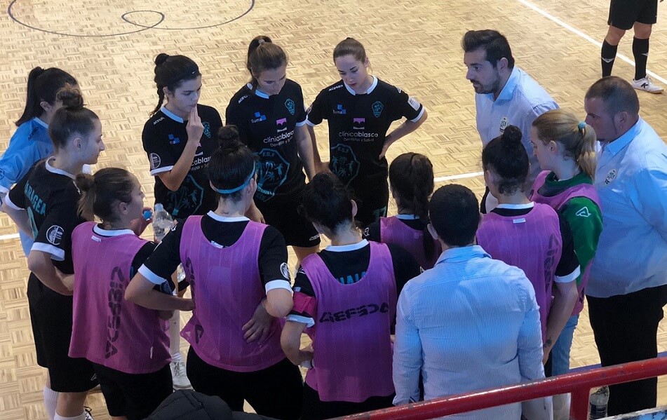 El equipo del Joventut d'Elx durante una charla de la entrenadora Alicia Morell