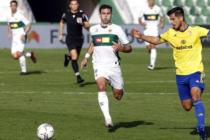El jugador Lucas Boyé durante un partido entre Elche y Cádiz / LaLiga