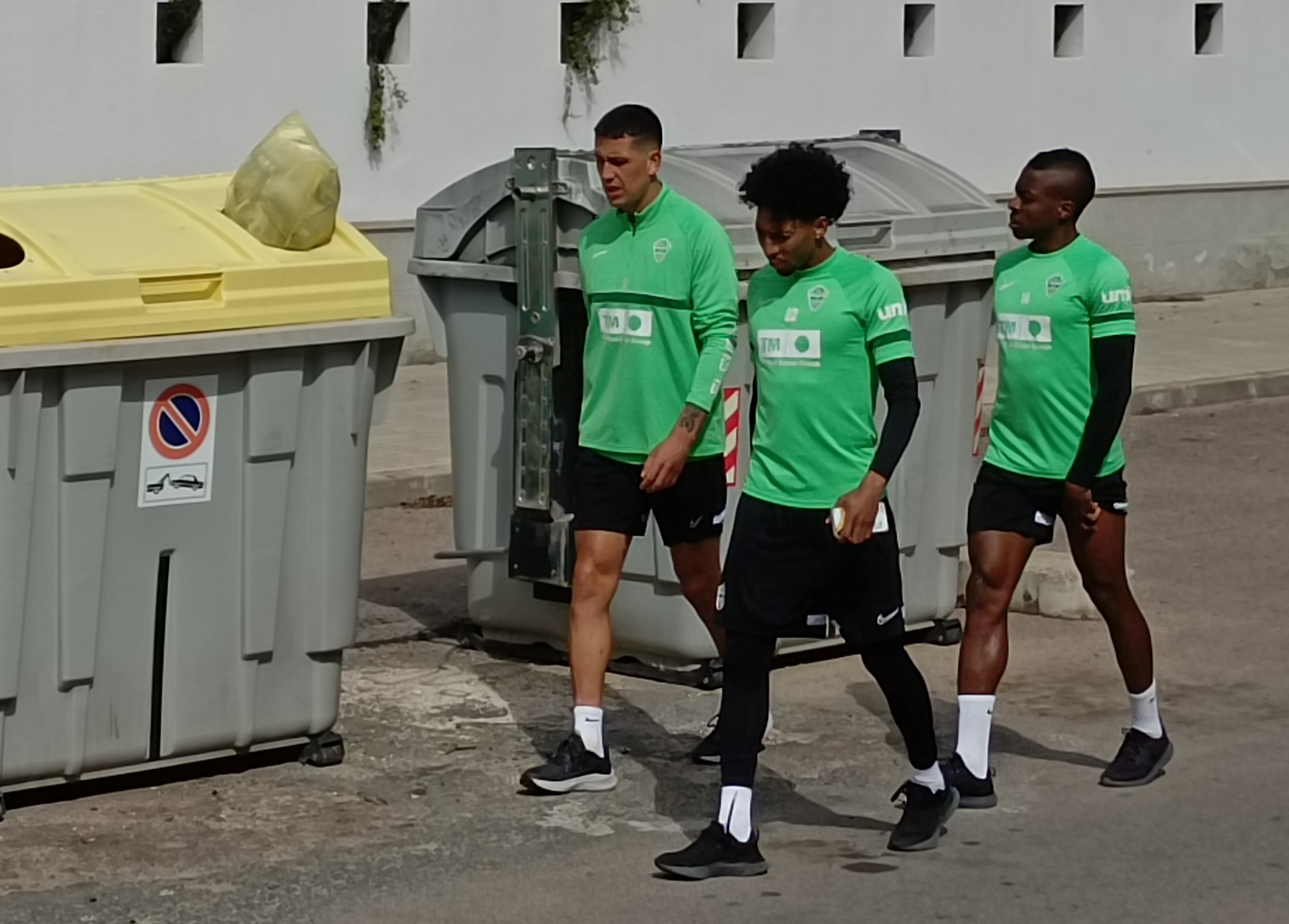 Mojica, junto con Enzo Roco y Palacios, terminan la sesión de entrenamiento del Elche CF / COPE Elche