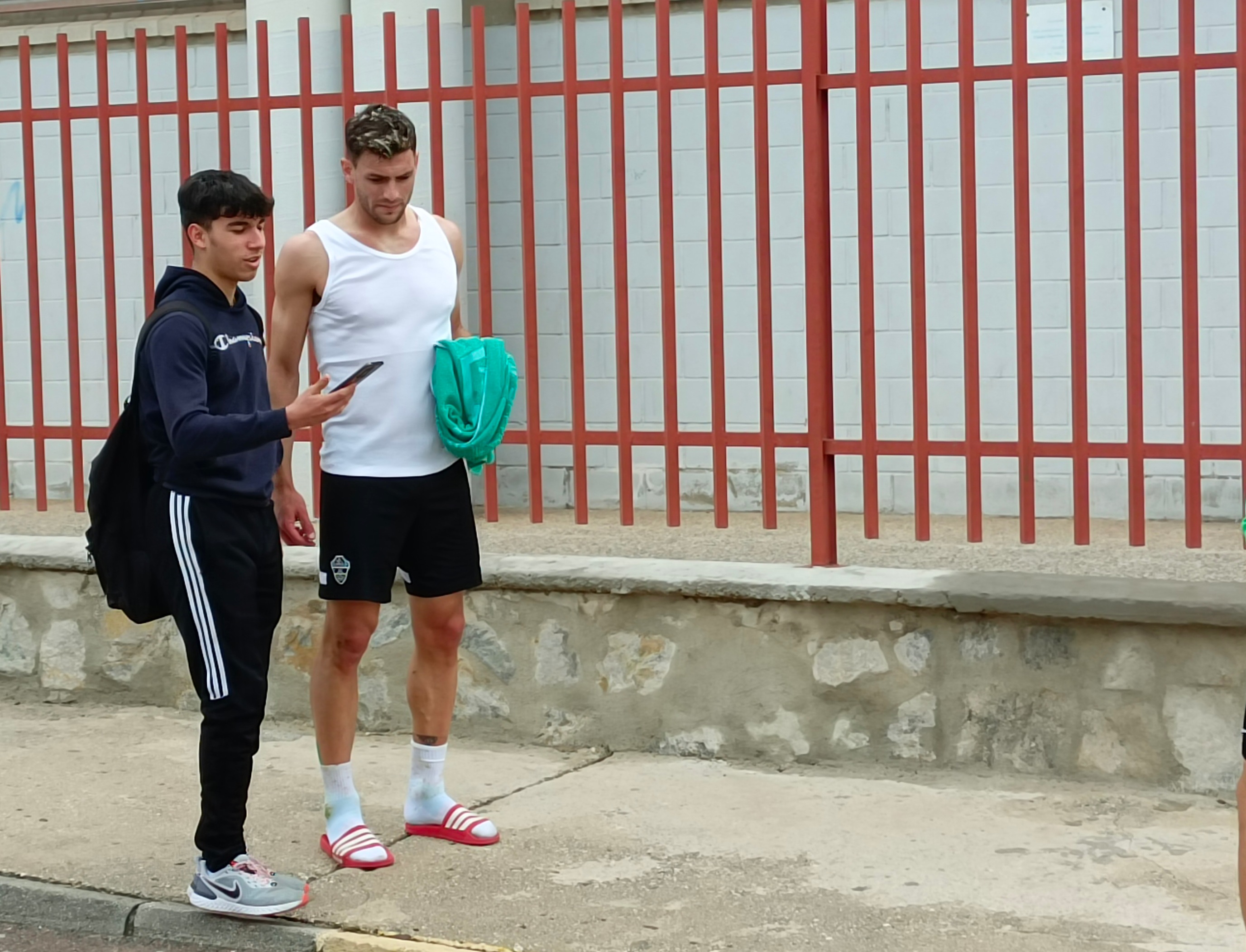 Lucas Boyé se fotografía con un aficionado en su vuelta a Elche / COPE Elche