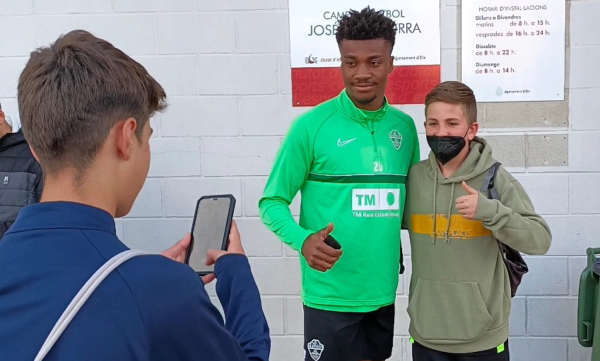 John posa con un aficionado en la puerta del Díez Iborra / COPE Elche