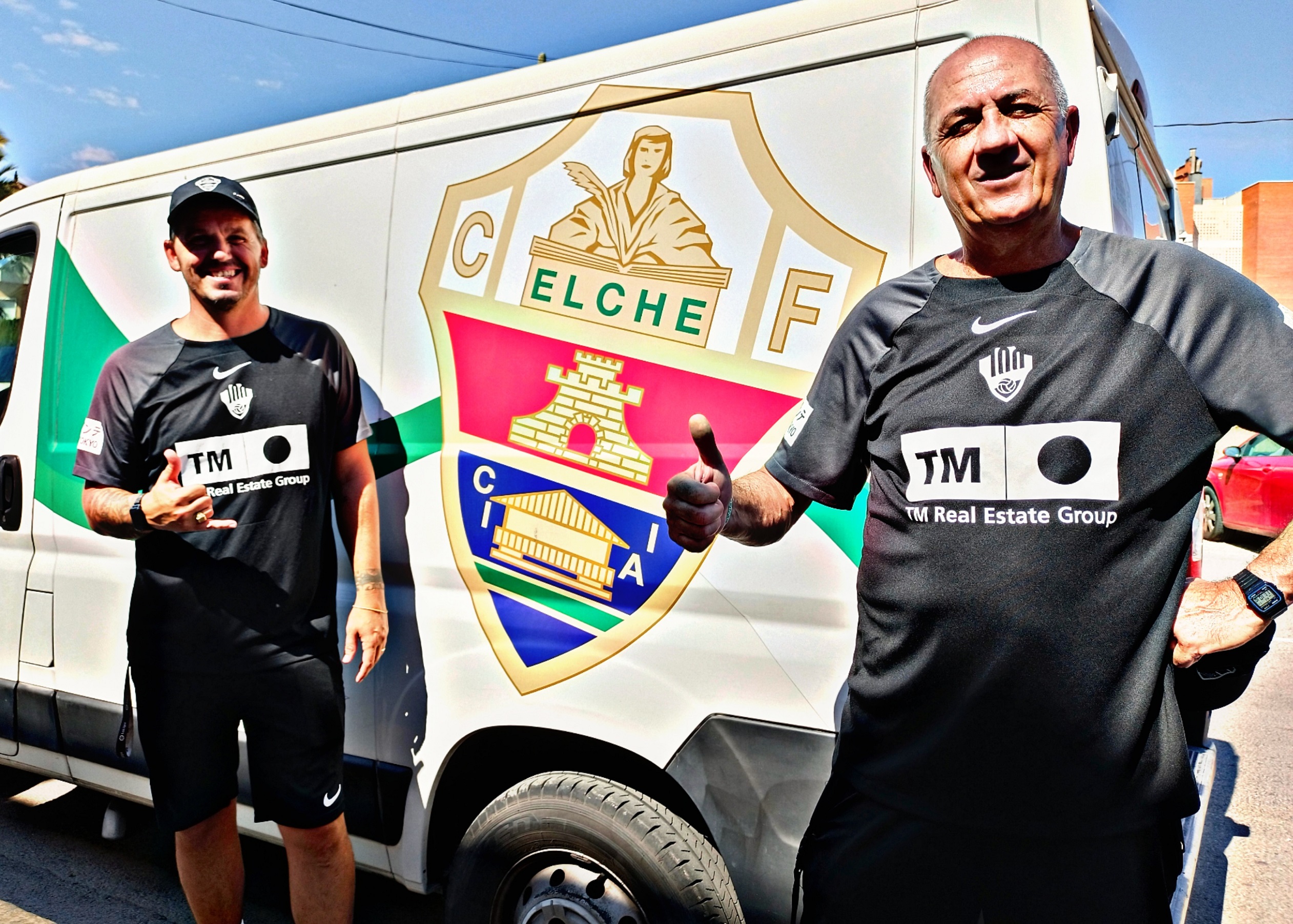 Gregory Beranger y José Pérez, 'Pepito' posan junto a la furgoneta de material del Elche CF / COPE Elche (100.8 FM)