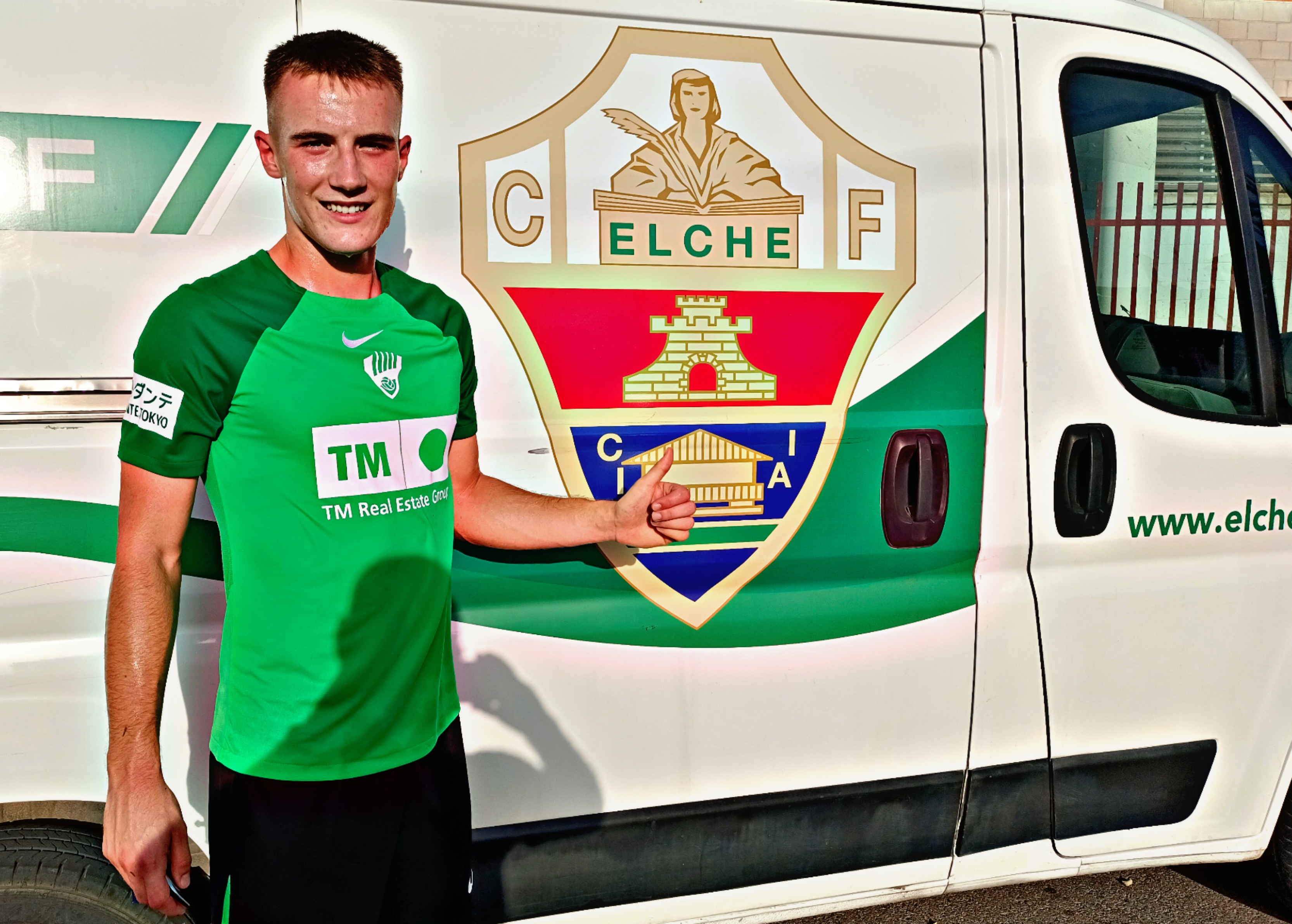 Bane Knezevic posa junto con el escudo del Elche Cf tras un entrenamiento en el Díez Iborra / COPE Elche (100.8 FM)