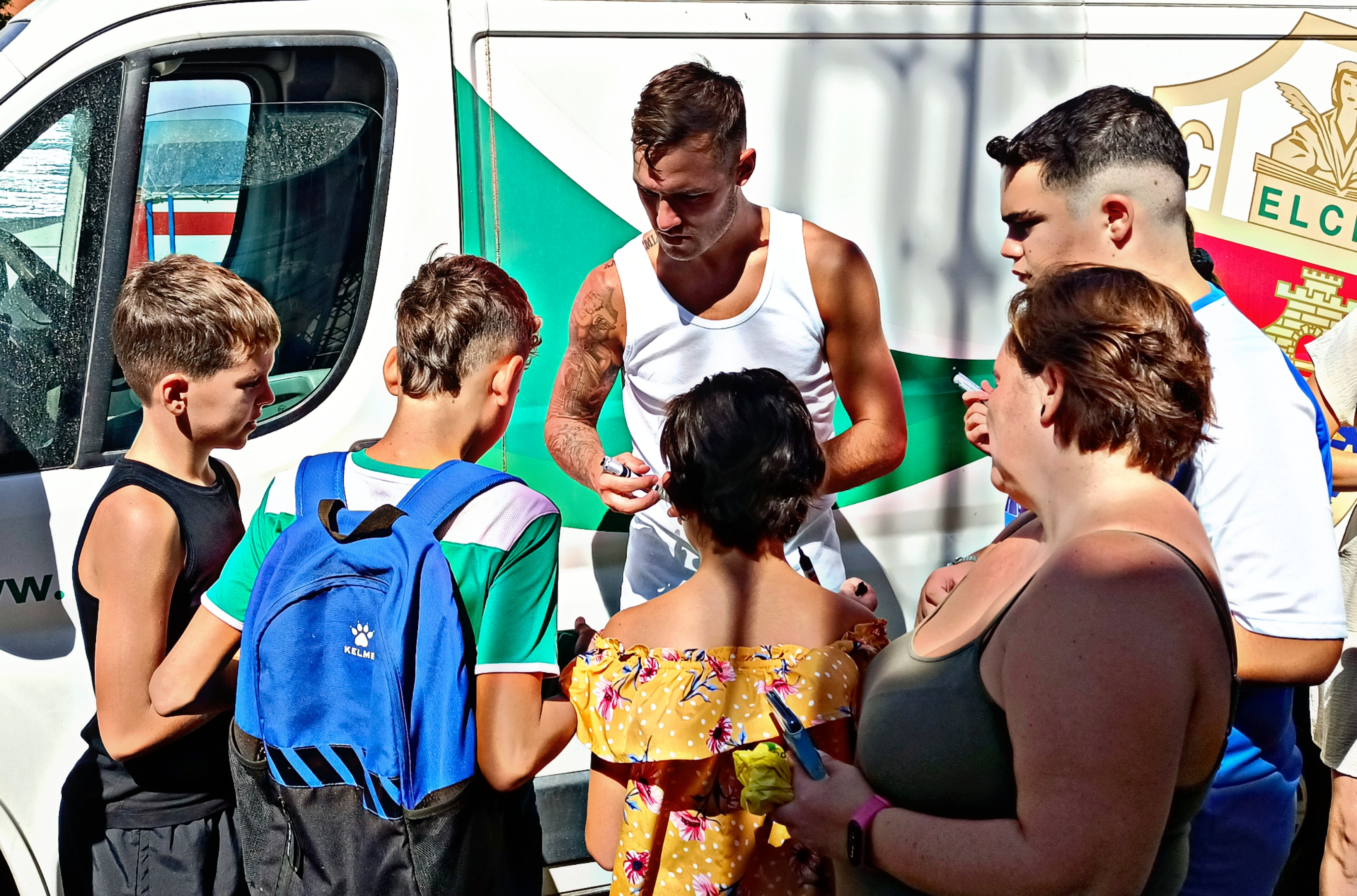 Pol Lirola firma autógrafos al término del entrenamiento del Elche CF / COPE Elche 1008. FM