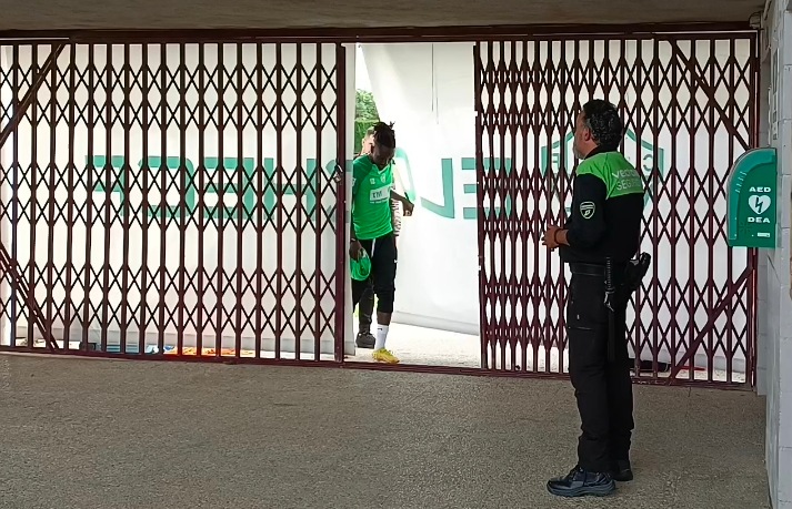 Domingos Quina abandona el Díez Iborra tras entrenar con Aitor Soler / COPE Elche (100.8 FM)