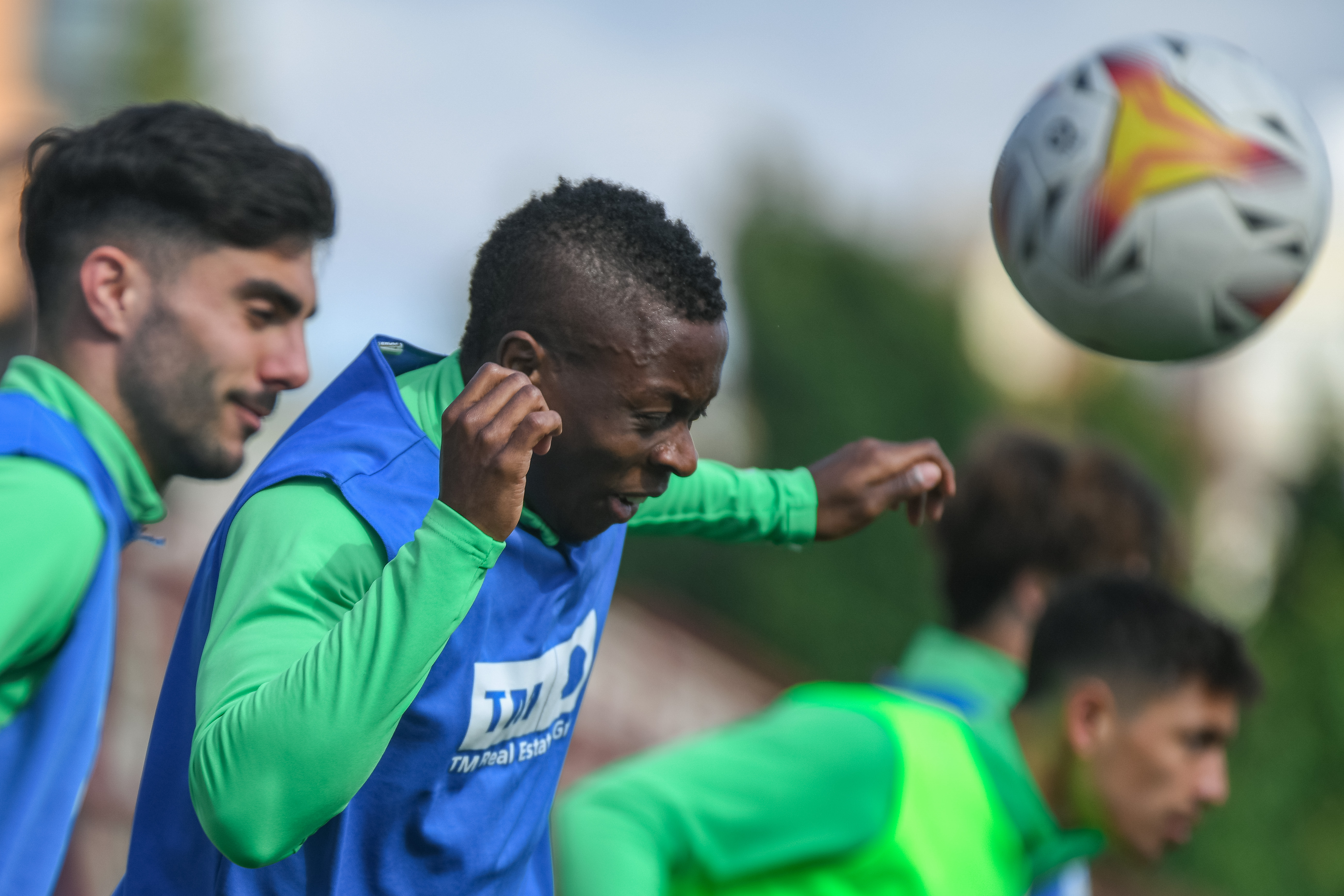 Helibelton Palacios se ejercita con la plantilla en el calentamiento del equipo / Sonia Arcos - Elche CF