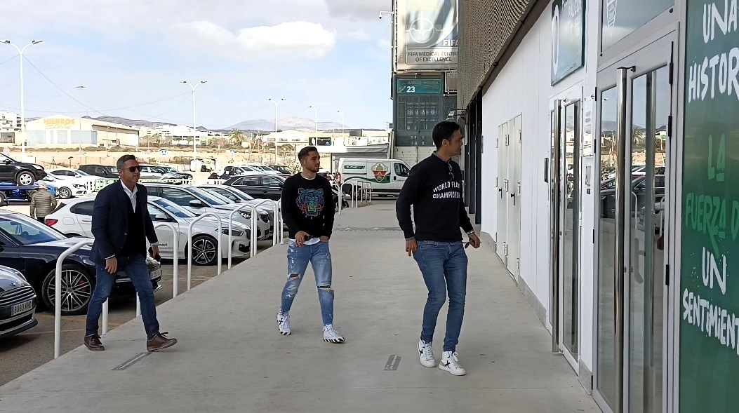 José Salinas, a su llegada hoy al Martínez Valero con sus representantes / COPE Elche José Salinas, a su llegada hoy al Martínez Valero con sus representantes / COPE Elche