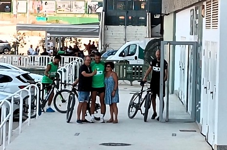 Pastore y Boyé llegan al Martínez Valero en bicicleta / COPE Elche (100.8 FM)
