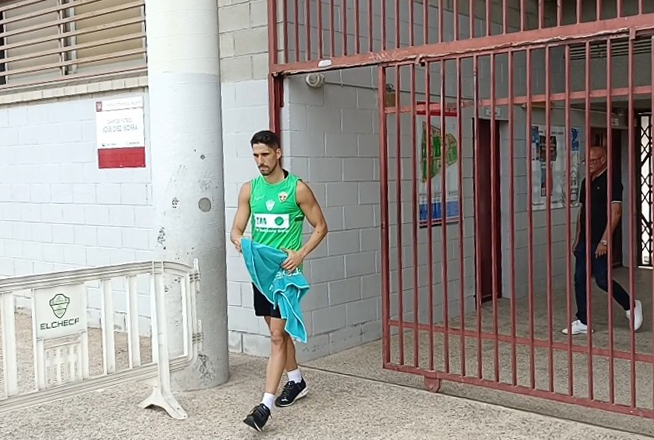 Fidel abandona ayer el Díez Iborra, tras sentir un pinchazo en el isquiotibial de la pierna derecha / COPE Elche (100.8 FM)