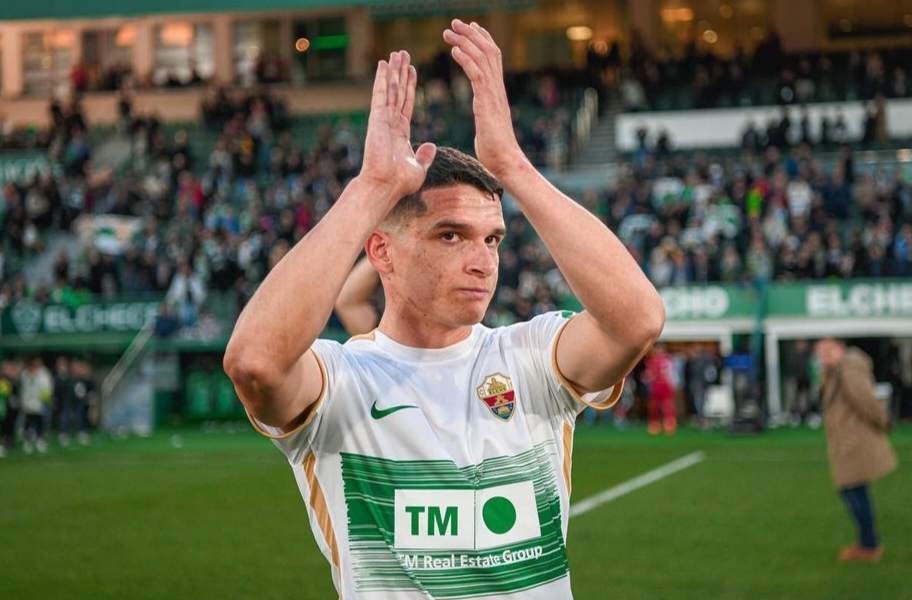 Lautaro Blanco aplaude tras un partido del Elche CF / Elche CF - Instagram Lautaro Blanco Lautaro Blanco aplaude tras un partido del Elche CF / Elche CF - Instagram Lautaro Blanco