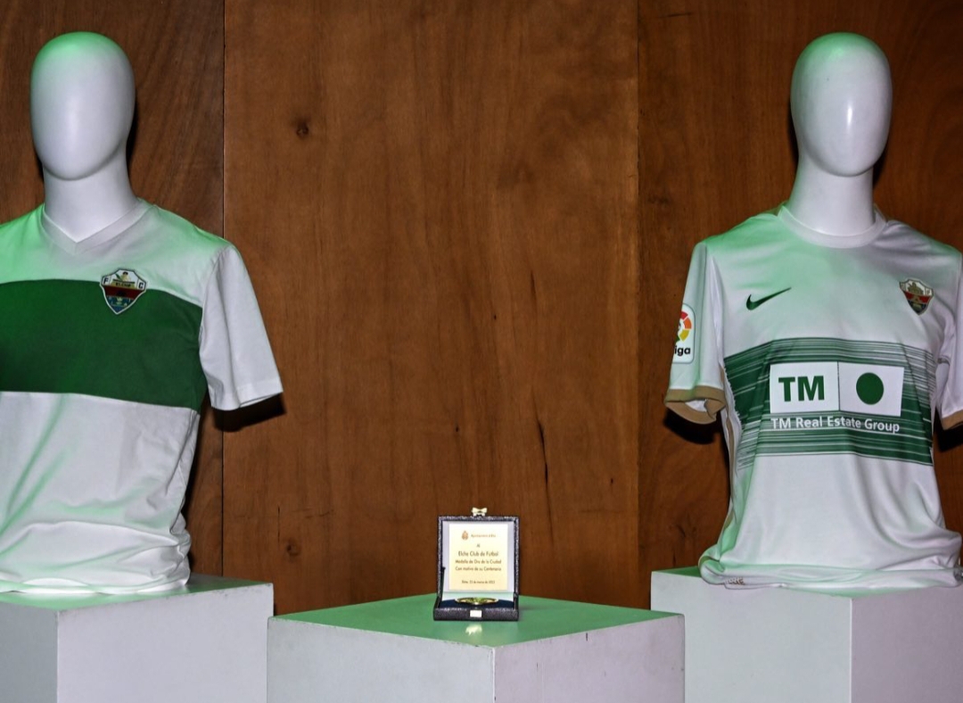 El Elche CF representado en dos camisetas del pasado y del presente con la medalla recibida / Elche CF