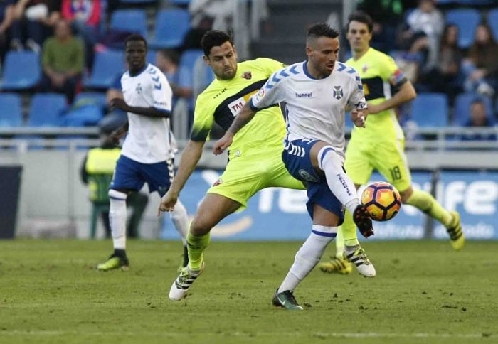 Aarón controla un balón ante el Elche / LFP