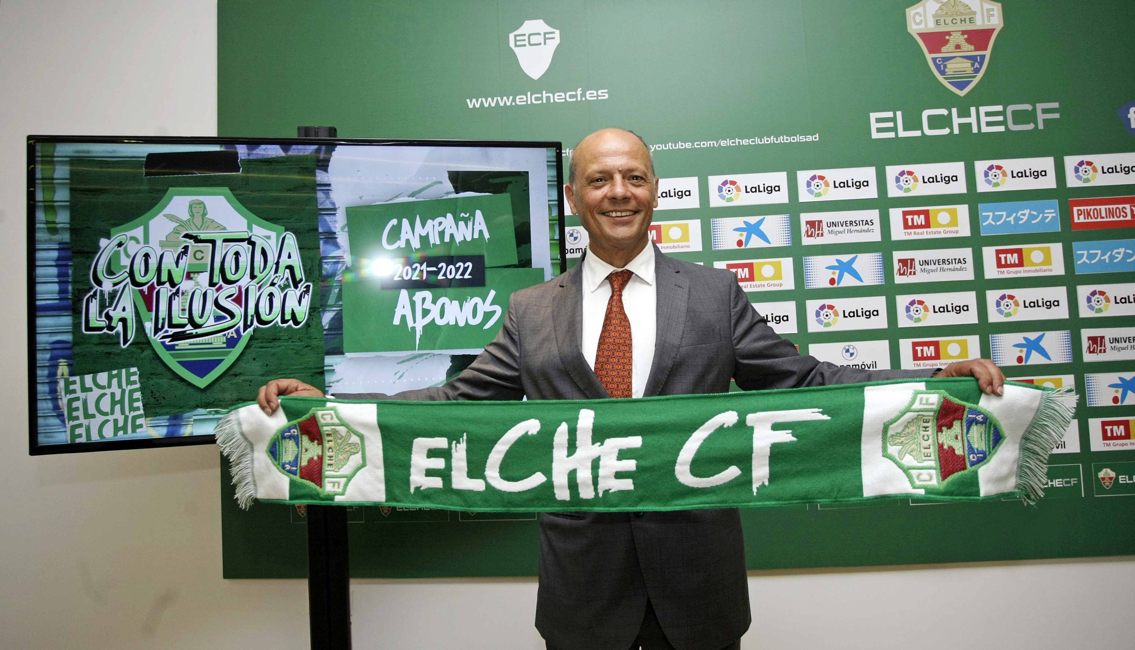Joaquín Buitrago, presidente del Elche CF, posa con la bufanda de la campaña de abonos / Elche CF - Sonia Arcos