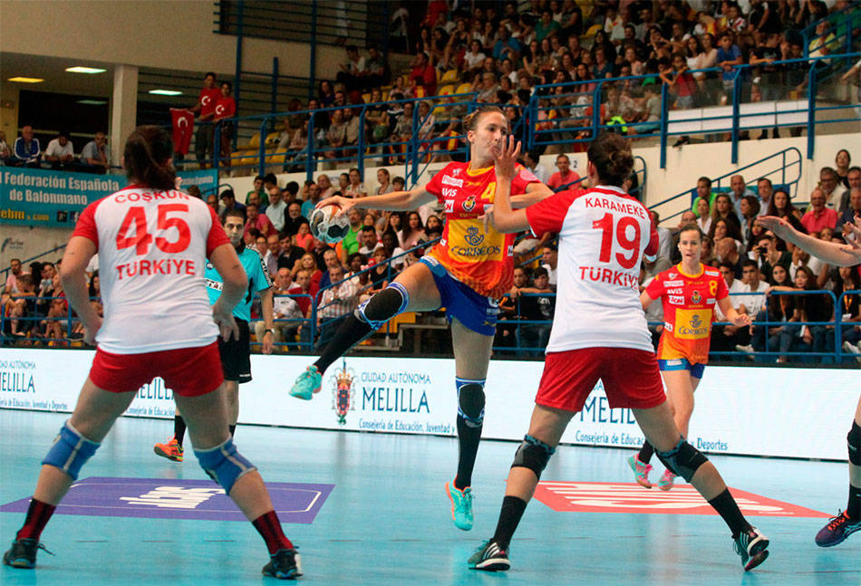 Ivet Musons durante un partido con la Selección Española de balonmano