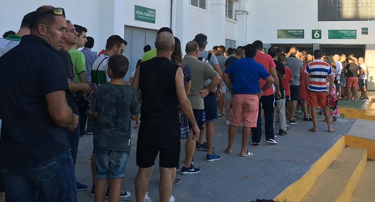 Aficionados del Elche acceden al Martínez Valero para ver el trofeo Festa d'Elx / @JeronimoTormo