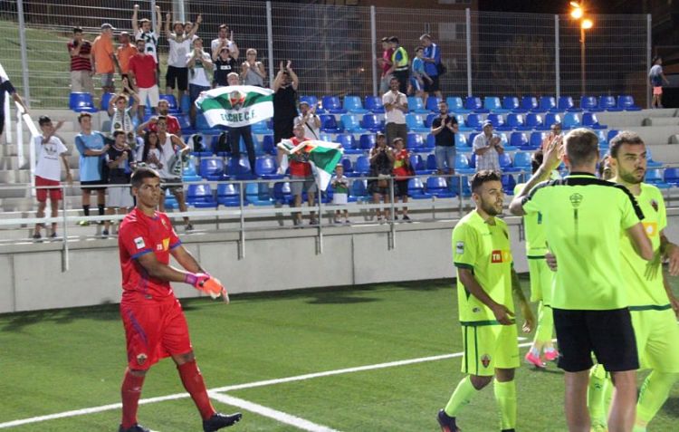 Aficionados del Elche C.F. celebran en Badalona la clasificación para la siguiente eliminatoria de Copa del Rey / Elche C.F. Oficial