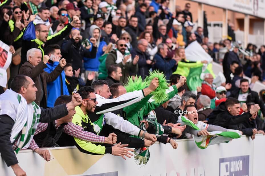 Aficionados del Elche celebran un gol de su equipo en Alcoy / Sonia Arcos - Elche C.F. Aficionados del Elche celebran un gol de su equipo en Alcoy / Sonia Arcos - Elche C.F.
