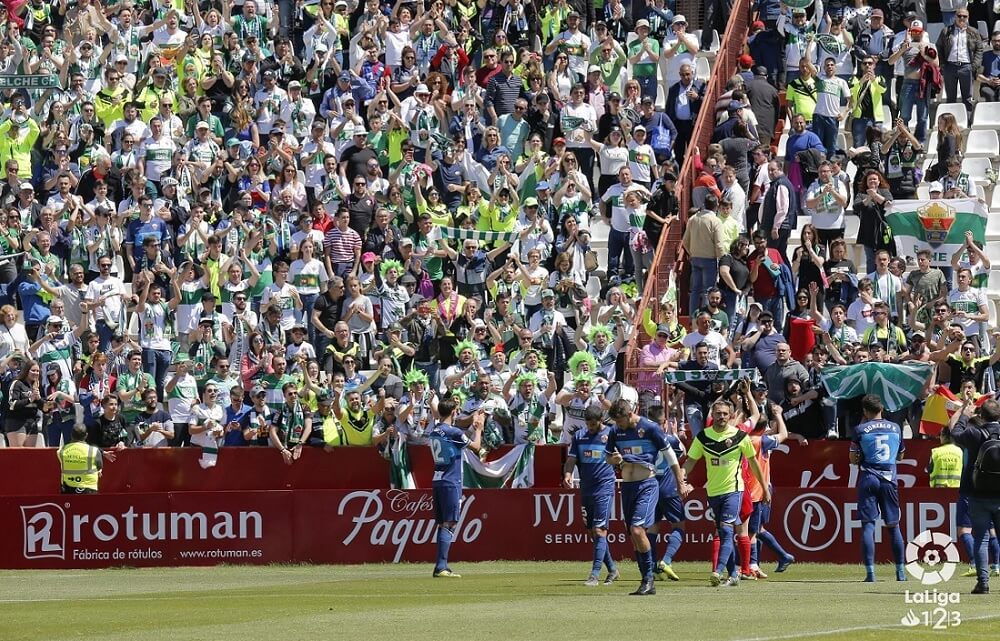 Los jugadores del Elche CF saludan a sus aficionados tras un partido en el Carlos Belmonte de Albacete, en la temporada 19-20 / LFP