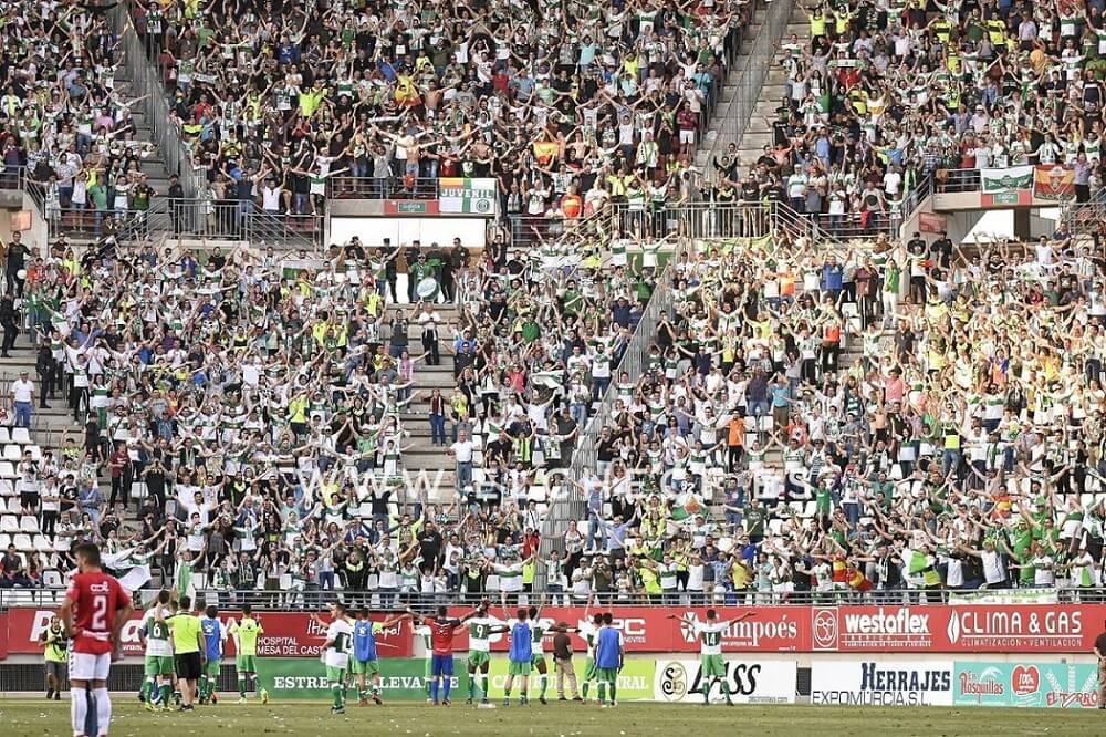 Los jugadores del Elche celebran con su afición la victoria ante el Real Murcia en la Nueva Condomina / Sonia Arcos - Elche C.F.