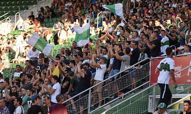 Aficionados animan al Elche desde el fondo sur del Martínez Valero / Sonia Arcos - Elche C.F.