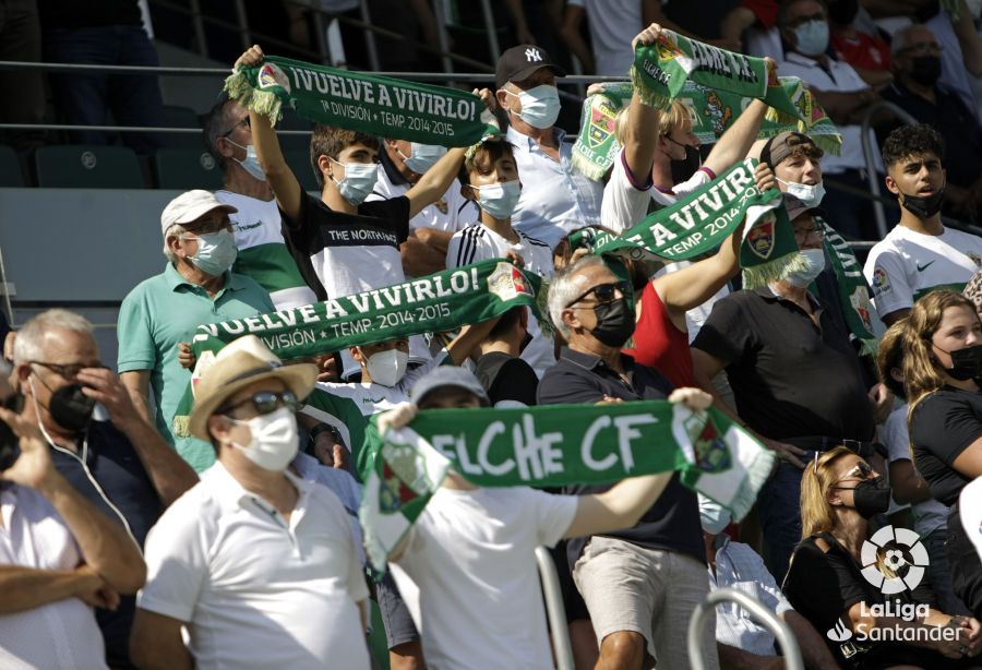 Los aficionados del Elche celebran un gol durante la temporada 21-22 / LaLiga