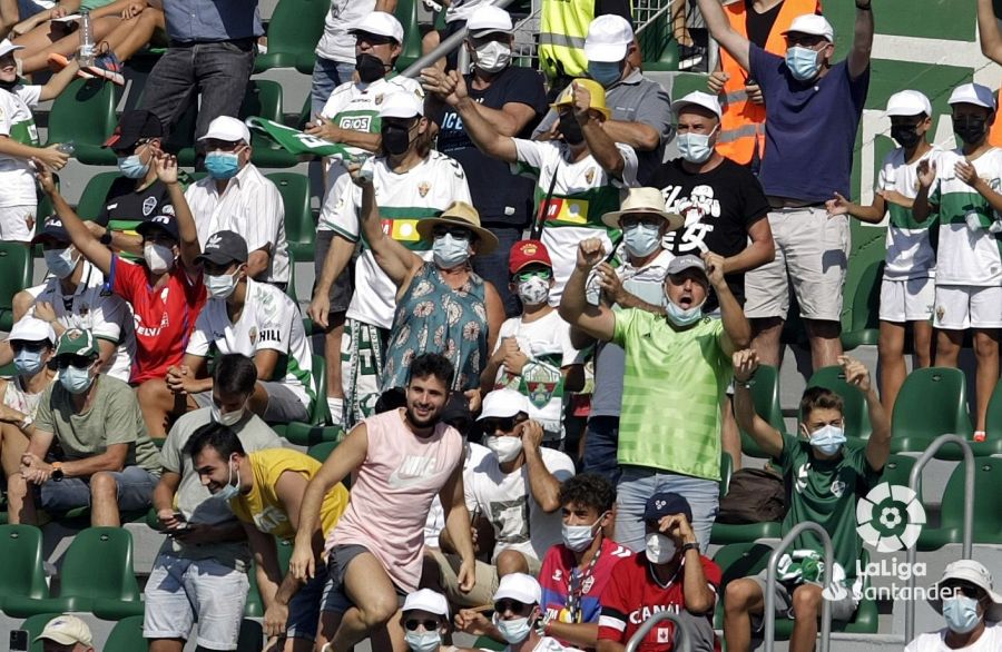 Los aficionados del Elche celebran un gol durante la temporada 21-22 / LaLiga