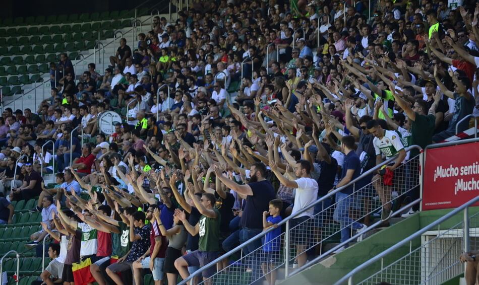 La grada de animación Fondo Sur 1923 anima al Elche durante el partido ante el Atlético Baleares / Cristian Ripoll