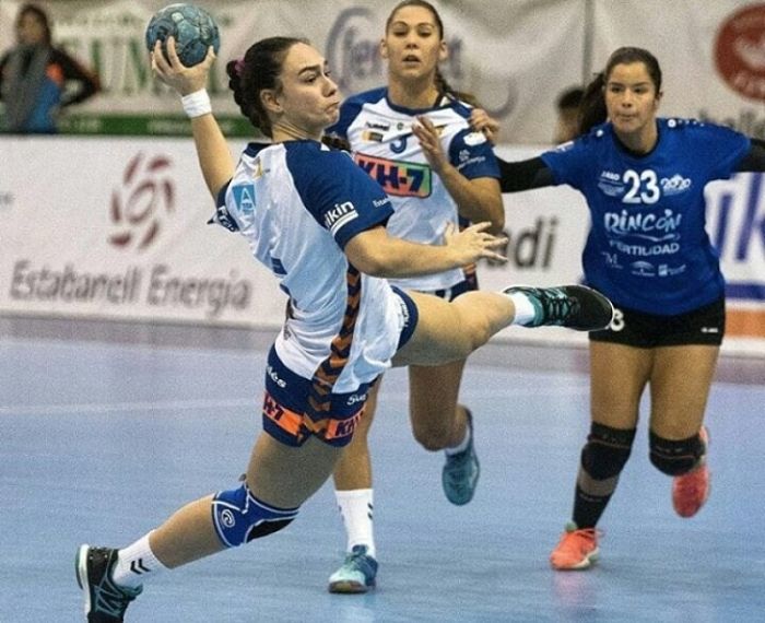 Aina Fernández durante un partido con el KH-7 Granollers