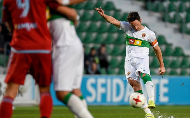 Edu Albacar realiza un disparo durante el partido ante el Deportivo Aragón / Sonia Arcos - Elche C.F. Oficial