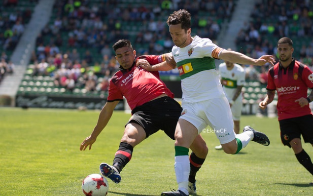 El jugador del Elche Edu Albacar pelea un balón en un partido ante el Mallorca / Sonia Arcos - Elche C.F.